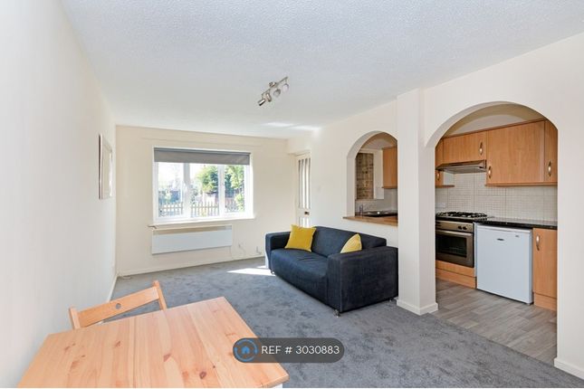 Brangwyn Crescent, Colliers Wood, London photo 2