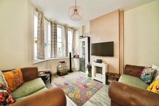 259, Dersingham Avenue, London photo 2