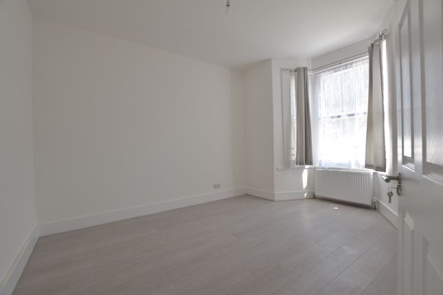 Terraced house to rent in Greenfield Road, London
