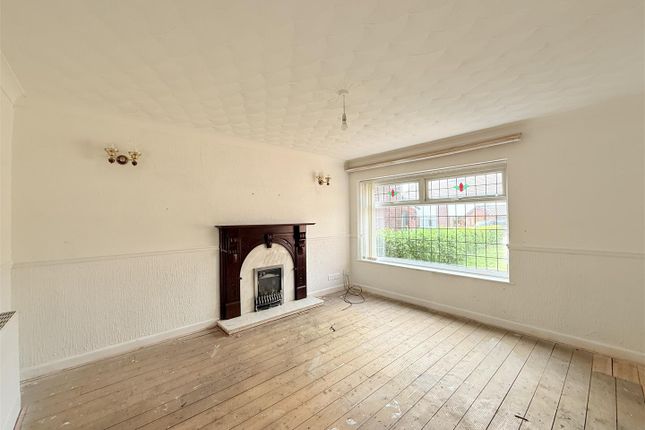 13, Norwich Close, Dukinfield photo 2