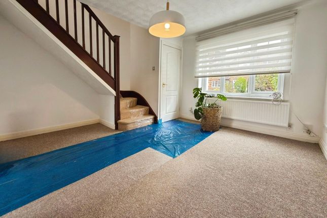 104 Dunsford Close, Swindon photo 2