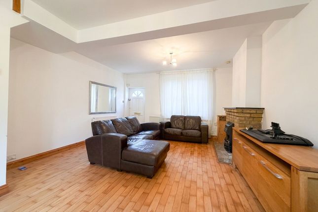 32 Winnock Road, West Drayton photo 2