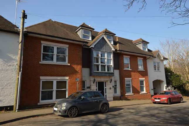 Flat to rent in Station Road, Godalming