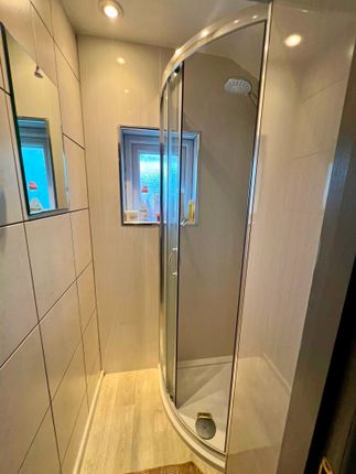Room 3, 83 Trundleys Road, London photo 4