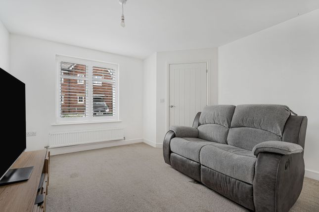 23, Falcon Way, St Albans photo 5