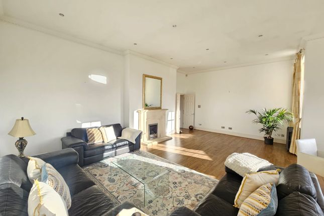21 Devonshire House,, Brandesbury Square, Woodford Green photo 2