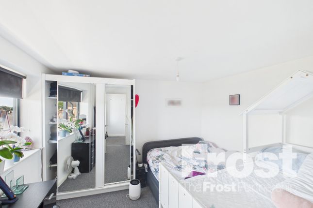19, Willow Court, Langley photo 4