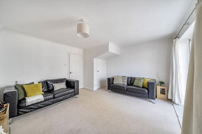 24, Morse Close, Uxbridge photo 2