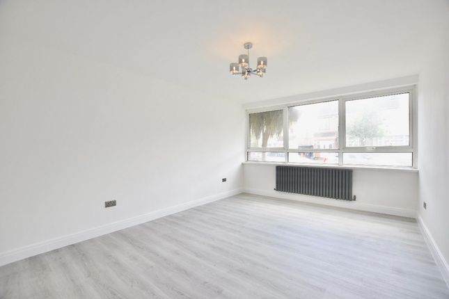 Flat to rent in Staines Road, Ilford