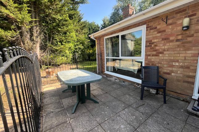 The Bungalow, White Cross, Draw Dyke, Sutton St James photo 4
