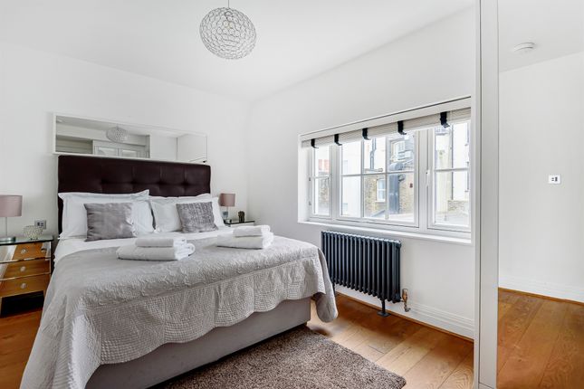 Flat for sale in Exchange Court, London