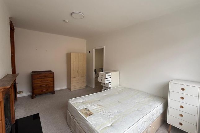 R2 106 Chalbert, Eamont Street, London photo 3