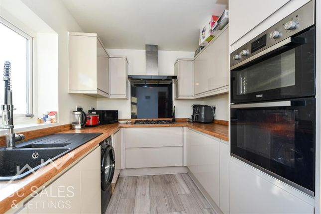144, Hunloke Avenue, Chesterfield photo 2