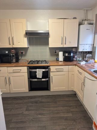 25, Dolphin Close, London photo 4