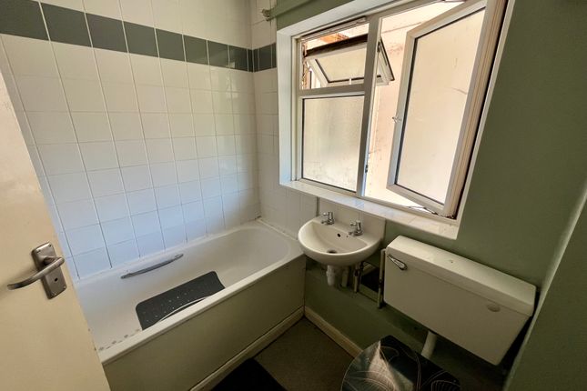 Flat 7 Old Ford House, Hilliers Lane, Beddington photo 5
