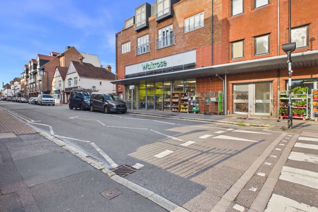 1-bed flat on Station Road, Buckinghamshire, £300,000