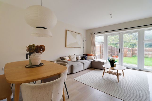 11, Broadleaf Place, Caterham photo 2
