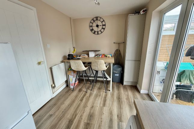Exeter Close, Daventry photo 3