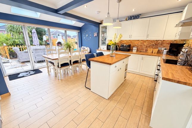 30, Southcott Avenue, Brierley Hill photo 2