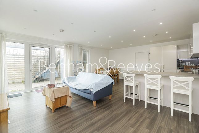 1, Farnsworth Drive, Edgware photo 4