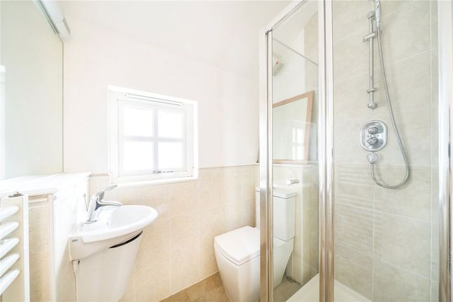 Flat 4, Three Cups Yard, Sandland Street, London photo 3