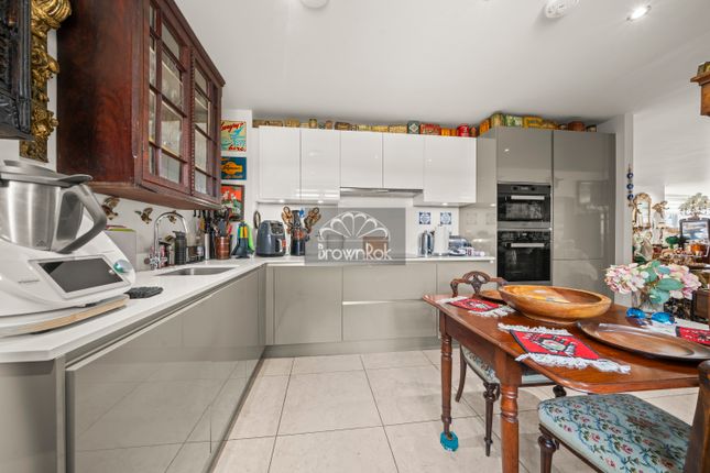 Penthouse Lancaster House, Marlborough Drive, Hertfodshire photo 4