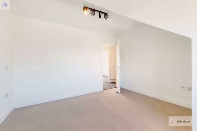Flat to rent in Belmont Road, Erith