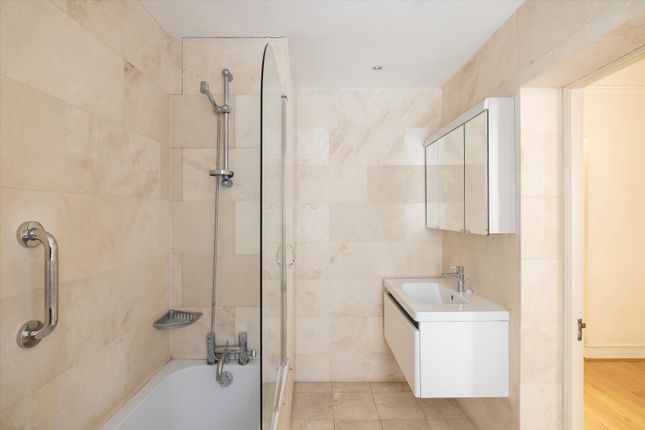 Flat for sale in Oakwood Court, London