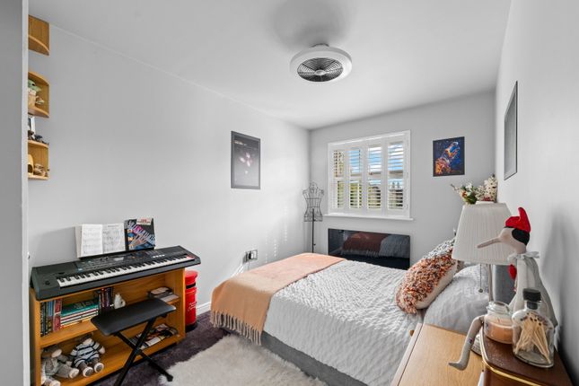 5, Buxton Close, Epsom photo 3