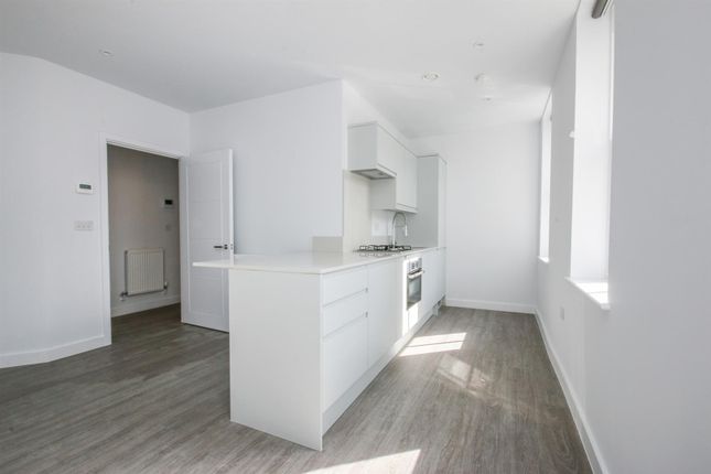 Flat to rent in High Road, London