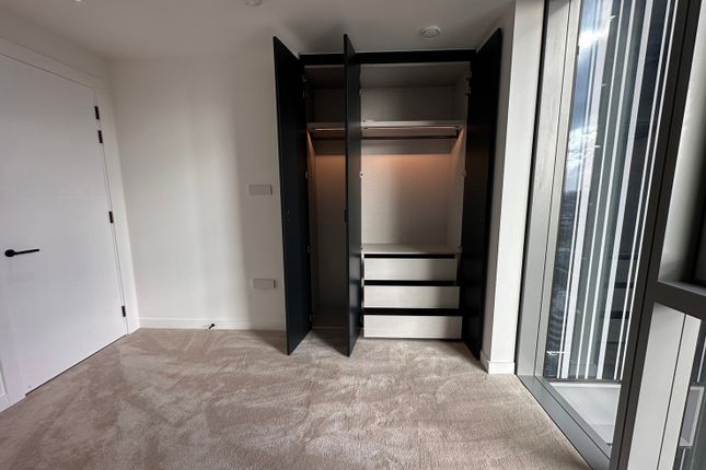 Flat for sale in City Road, London