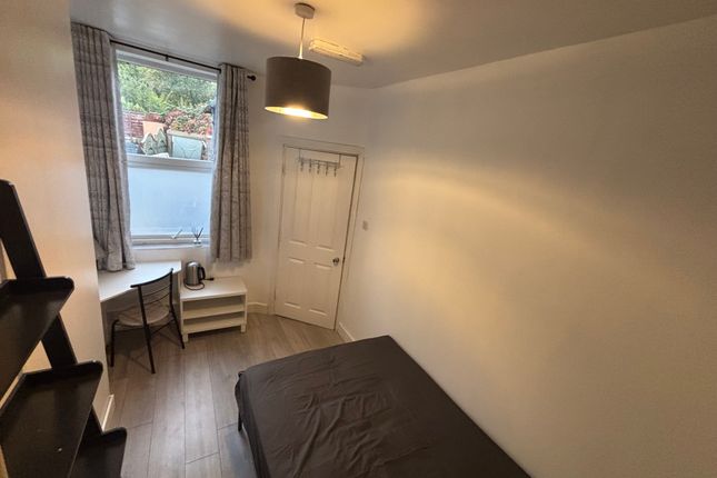 Room 1, SHEFFIELD photo 2