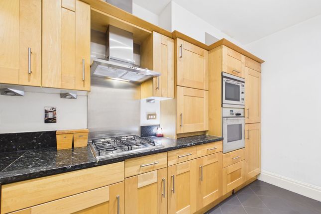 Flat 146, Warren House, London photo 4