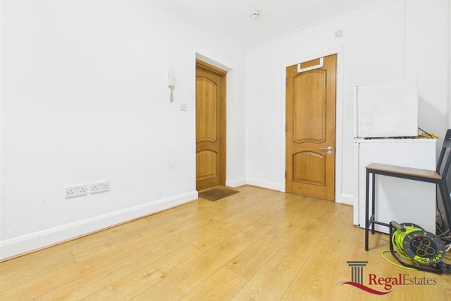 Room 4, 6, Columbia Avenue, Edgware photo 2