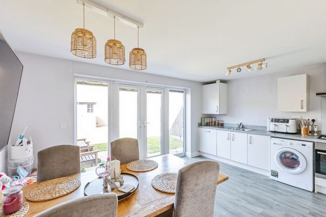 7, Emerald Way, Wellingborough photo 3