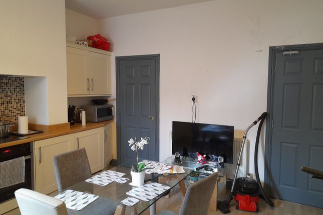 Room to rent in Charles Street, Castleford