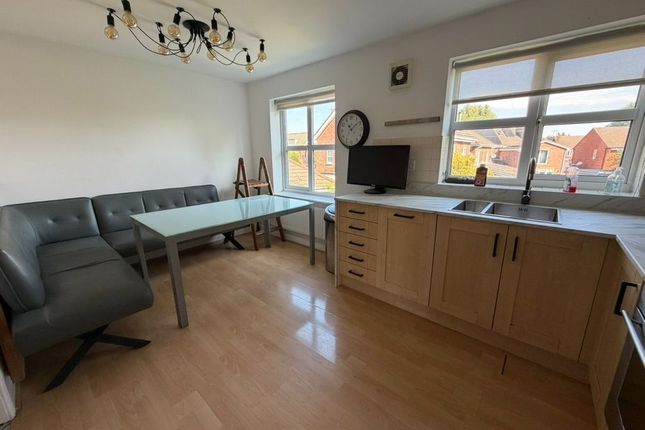 9, Sir Toby Belch Drive, Warwick photo 2