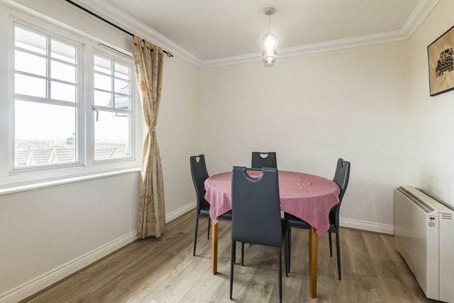 Flat to rent in Fawcett Close, London