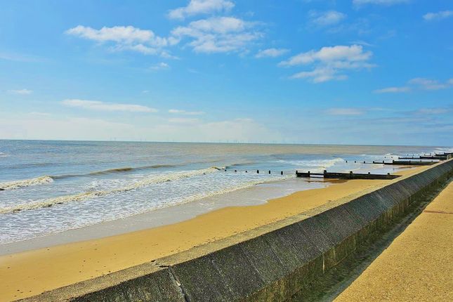 691, High Wall, The Esplanade, Frinton-on-Sea photo 3
