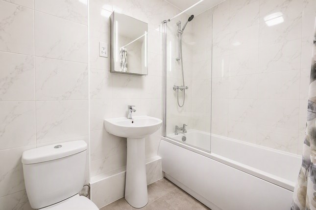 13 Enton Place, Hounslow photo 4
