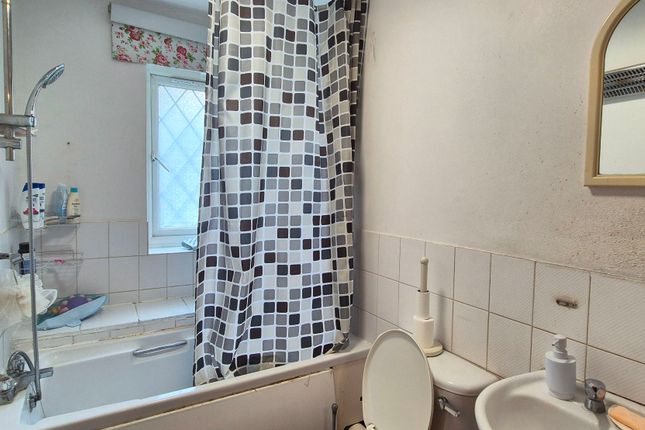 23 Hawthorn Close, Hounslow photo 3