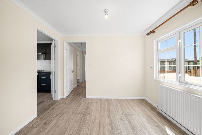 40, New Site, Addlestone photo 4