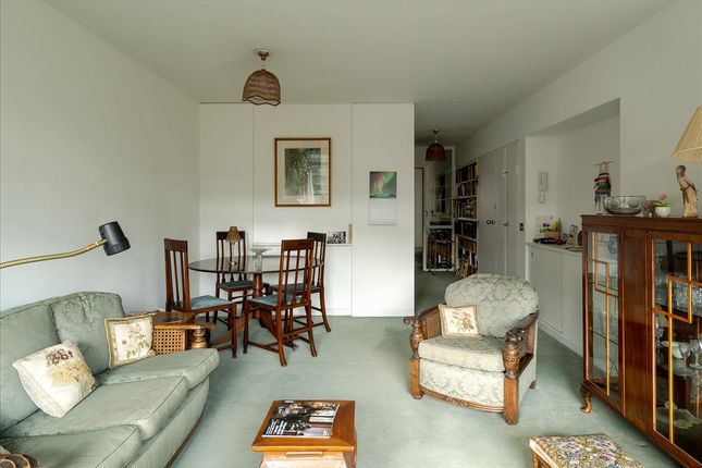 Flat for sale in Defoe House, Barbican, London