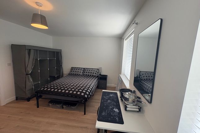 Room 3, 21, Carlisle Close, Corby photo 2