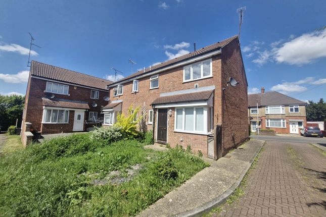 Thumbnail Town house for sale in Twigden Court, Luton
