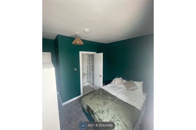 Room to rent in Blackmoorfoot Road, Huddersfield