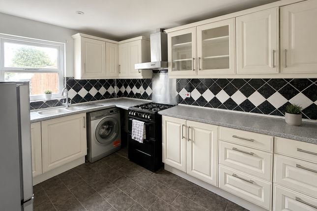 7, Sledmere Court, Feltham photo 3