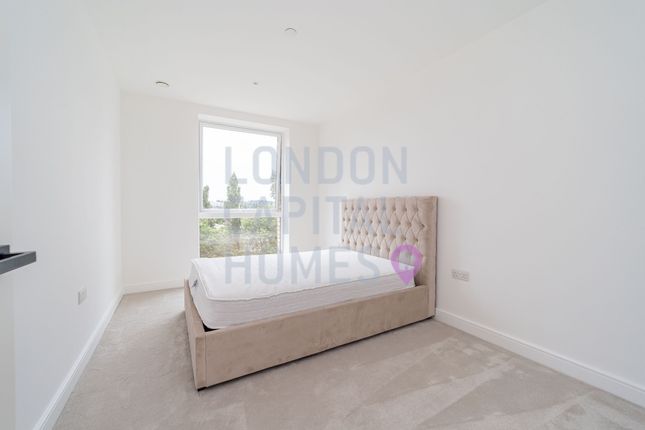 Flat to rent in Grand Union, Beresford Ave, Wembley