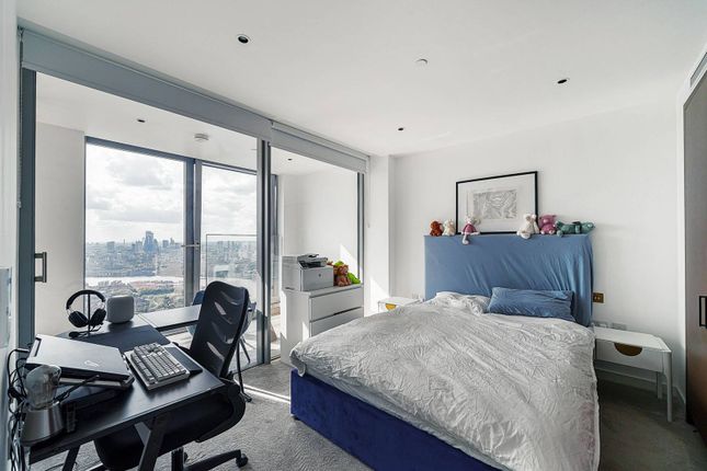 Thumbnail Flat to rent in Marsh Wall, Tower Hamlets, London