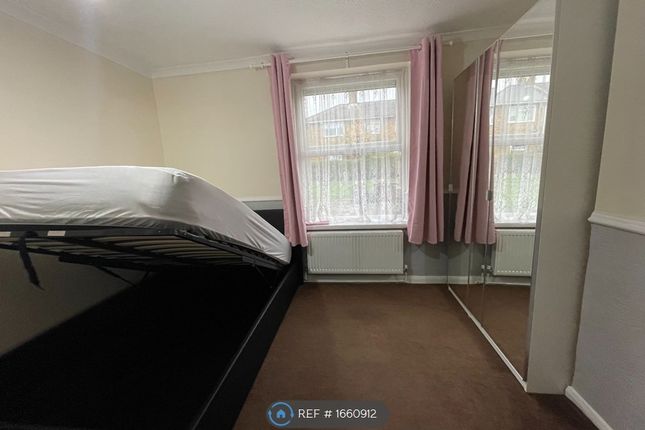 Thumbnail Room to rent in Wellow Walk, Carshalton